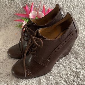 Nine west Leather lace up brown booties size 5.5